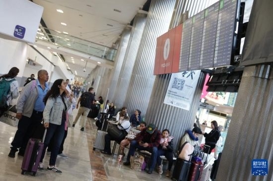 7月19日，在墨西哥首都墨西哥城的貝尼托·華雷斯國際機場，許多航班被延誤或取消，大量旅客在機場等待。新華社發(fā)（弗朗西斯科·卡涅多攝）