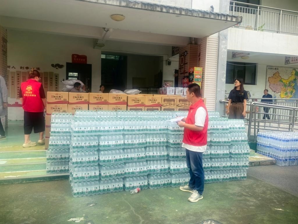 圖為愛心人士向鳳縣河口鎮(zhèn)中心小學(xué)捐贈(zèng)的物資。新華社記者 劉彤 攝