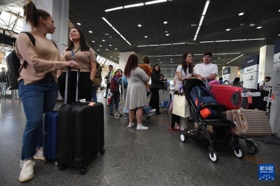 7月19日，受影響航班的旅客在巴西首都巴西利亞機場等待。新華社發(fā)（盧西奧·塔沃拉 攝）