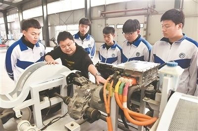 河北省威縣職業(yè)技術(shù)教育中心老師正在為學(xué)生講解電動汽車數(shù)字技術(shù)。新華社記者 朱旭東攝