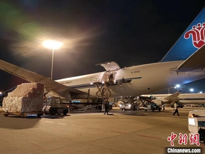 南航物流客機正裝運前往巴黎的跨境電商貨物。南方航空 供圖