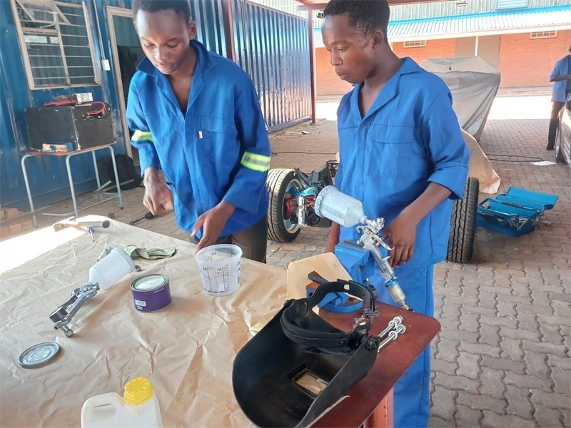 南非學(xué)生認(rèn)真改造“老爺車”。索尚古夫技術(shù)高中供圖
