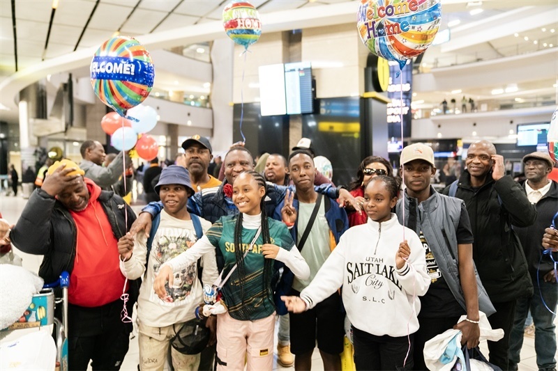 家長(zhǎng)們熱情歡迎從中國歸來的學(xué)生。希拉茲·莫林?jǐn)z