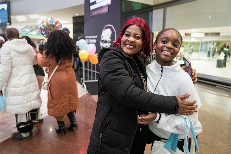 學(xué)生與家長(zhǎng)相擁歡慶。希拉茲·莫林?jǐn)z