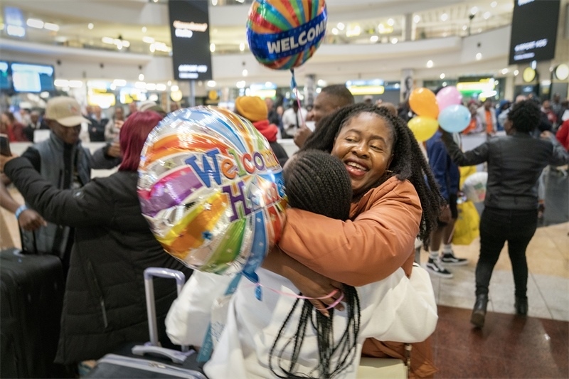 學(xué)生與家長(zhǎng)相擁歡慶。希拉茲·莫林?jǐn)z