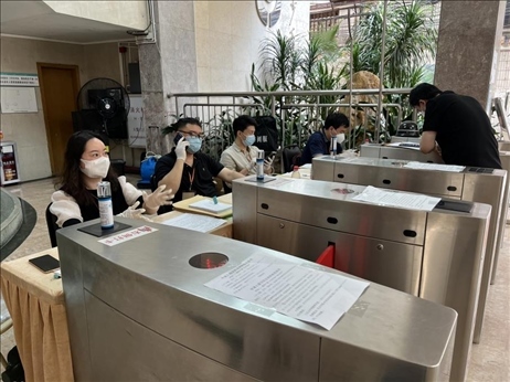廣州市越秀區(qū)教育局現(xiàn)場審核返區(qū)生辦理材料，采用“提前網(wǎng)上預(yù)約、現(xiàn)場分批辦理”的方式進(jìn)行。廣州市越秀區(qū)教育局供圖