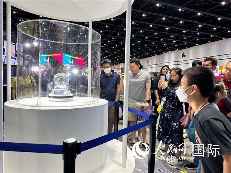 觀眾參觀中國“嫦娥五號”探測器從月球帶回的珍貴樣品。人民網(wǎng)記者簡承淵攝