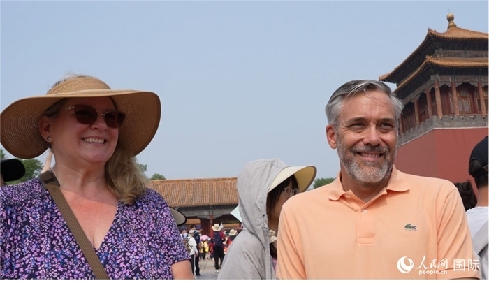 圖為來(lái)自美國(guó)拉斯維加斯的游客格雷琴·拉森 （Gretchen Larsen）（左）和她的丈夫埃里克·拉森（Eric Larsen）（右）。人民網(wǎng)記者 吳超嵐攝