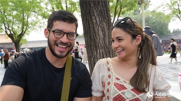 圖為巴拿馬籍游客阿德里安·岡薩雷斯（Adrian Gonzalez）（左）和丹尼斯·岡薩雷斯（Denisse Gonzalez）（右）。人民網(wǎng)記者 吳超嵐攝