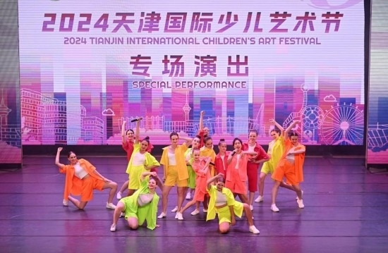 7月22日，來(lái)自俄羅斯的舞蹈團(tuán)演員在藝術(shù)節(jié)上展演。新華社記者 趙子碩 攝