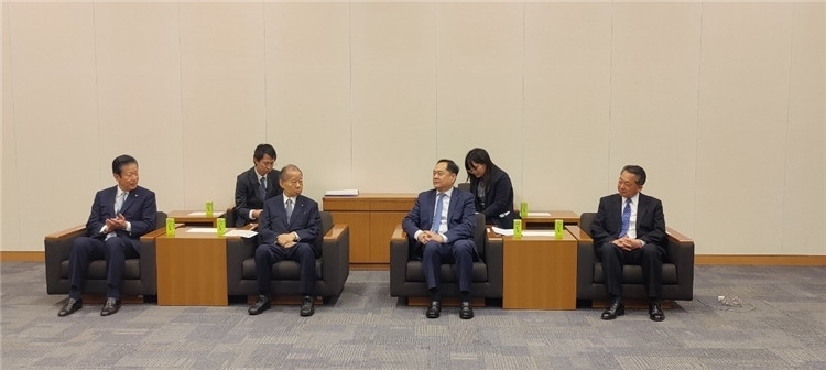4月11日，楊萬明會長在東京會見日中友好議員聯(lián)盟會長二階俊博（左二）。中國人民對外友好協(xié)會供圖