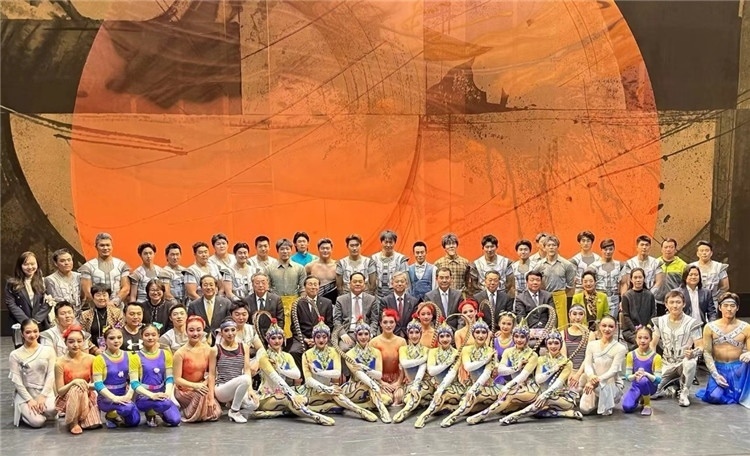 4月12日，中國人民對外友好協(xié)會會長楊萬明、駐日大使吳江浩及來自36國70位駐日使節(jié)代表等現(xiàn)場觀看中國雜技團東京公演。中國人民對外友好協(xié)會供圖