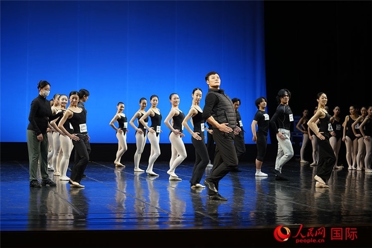 3月26日，松山芭蕾舞團青年代表團成員在中央芭蕾舞團交流學(xué)習(xí)。人民網(wǎng)記者 張麗婭攝