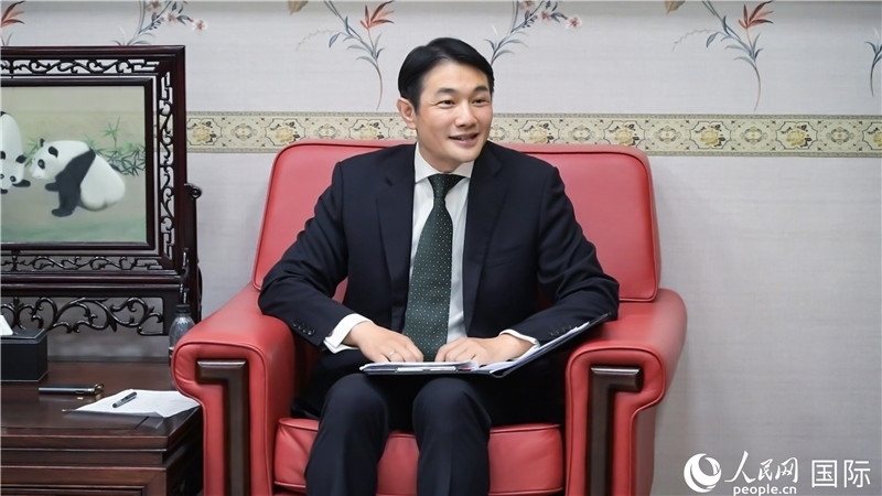 使館發(fā)言人畢海波公參介紹黨的二十屆三中全會情況并回答記者提問。人民網(wǎng) 郭錦標(biāo)攝