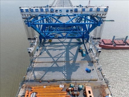 △ 圖為我國(guó)自主研發(fā)的世界最大噸位橋面吊機(jī)。