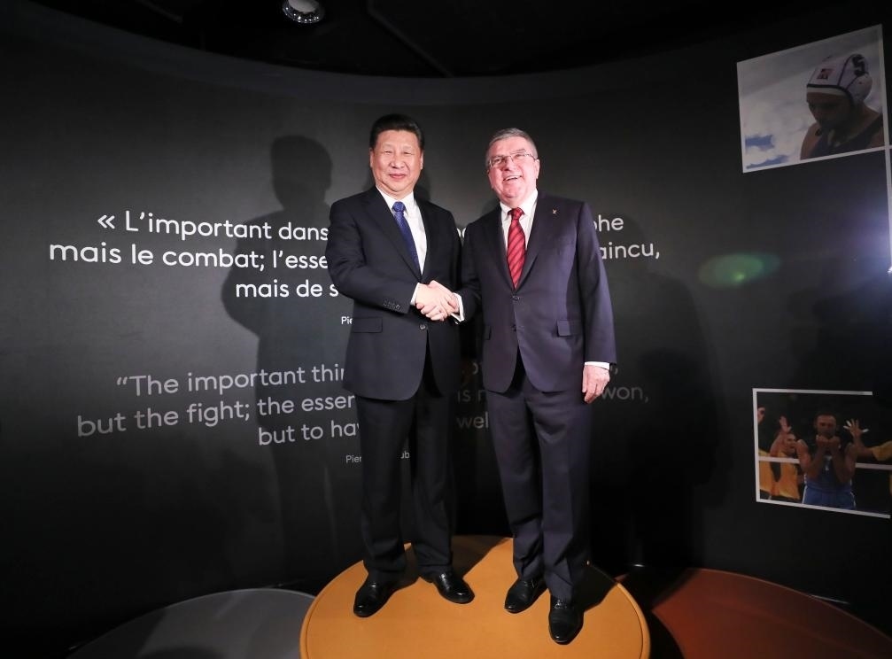 2017年1月18日，國(guó)家主席習(xí)近平在瑞士洛桑國(guó)際奧林匹克博物館會(huì)見國(guó)際奧林匹克委員會(huì)主席巴赫。這是習(xí)近平和巴赫在奧運(yùn)冠軍領(lǐng)獎(jiǎng)臺(tái)上合影。新華社記者 蘭紅光 攝
