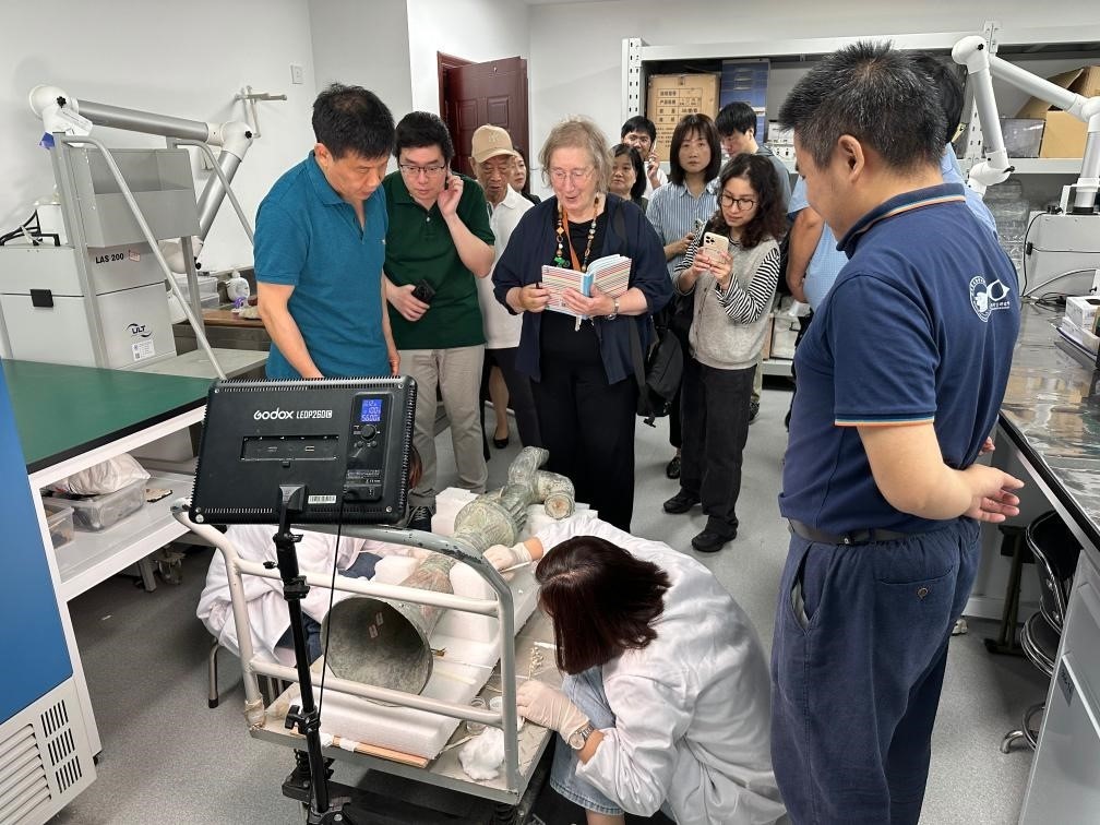 2024年5月28日，英國考古學(xué)家、牛津大學(xué)教授杰西卡·羅森在文物保護(hù)修復(fù)實驗室觀摩文物。新華社發(fā)（四川省文物考古研究院供圖）