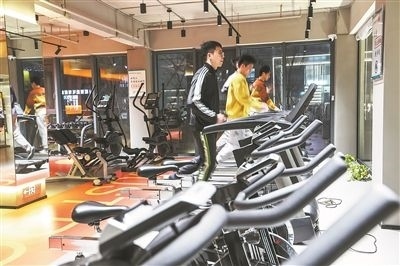 年輕人在江蘇省一人才社區(qū)的健身房運(yùn)動(dòng)。 新華社記者 楊磊攝