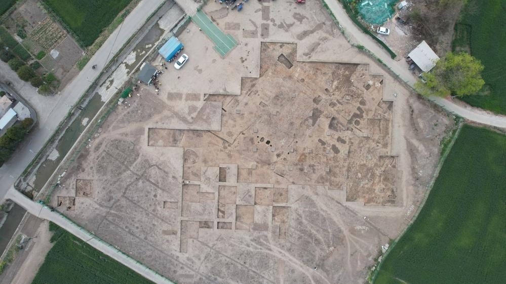 這是2024年3月23日拍攝的四川省廣漢市三星堆遺址發(fā)掘區(qū)（無人機(jī)照片）。新華社發(fā)（四川省文物考古研究院供圖）