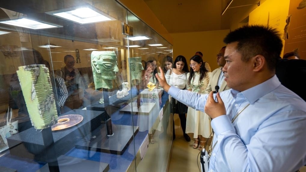 2024年6月14日，冉宏林在埃及開羅舉辦的“三星堆·金沙”主題數(shù)字展上向埃及公眾介紹三星堆文化。新華社發(fā)（四川省文物考古研究院供圖）