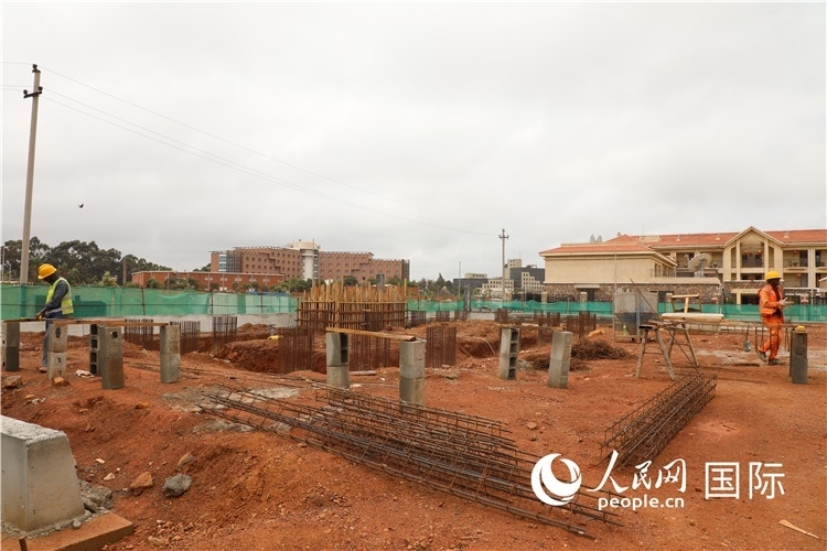 圖為孔子學(xué)院項(xiàng)目施工現(xiàn)場(chǎng)。人民網(wǎng)記者 沈小曉攝。