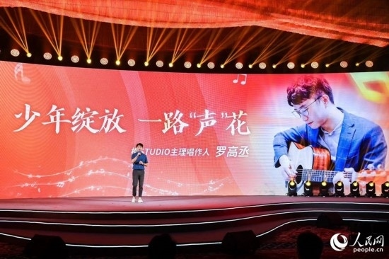 羅高丞在臺上分享自己的創(chuàng)作心路。人民網(wǎng)攝