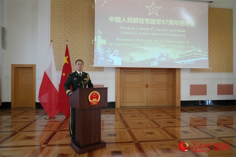 波蘭使館國防武官張寅生大校在招待會上致辭。人民網(wǎng)記者 李增偉攝 