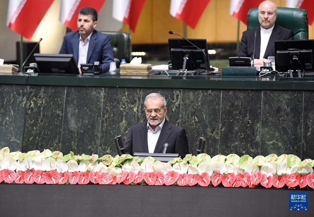 7月30日，佩澤希齊揚（前）在伊朗德黑蘭的伊朗議會宣誓就任伊朗總統(tǒng)后發(fā)表就職演說。新華社記者 沙達提 攝