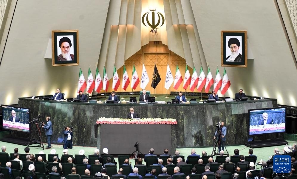 7月30日，佩澤希齊揚（中）在伊朗德黑蘭的伊朗議會宣誓就任伊朗總統(tǒng)后發(fā)表就職演說。新華社記者 沙達提 攝