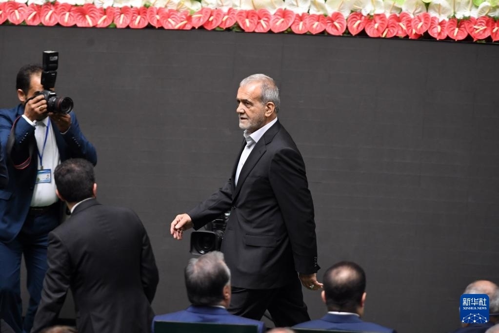 7月30日，在伊朗德黑蘭的伊朗議會，佩澤希齊揚（中）抵達總統(tǒng)就職典禮現(xiàn)場。新華社記者 沙達提 攝