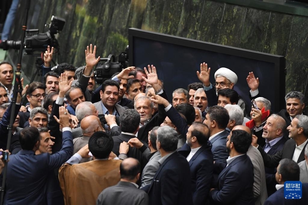 7月30日，在伊朗德黑蘭的伊朗議會，佩澤希齊揚（中）離開總統(tǒng)就職典禮現(xiàn)場時揮手致意。新華社記者 沙達提 攝
