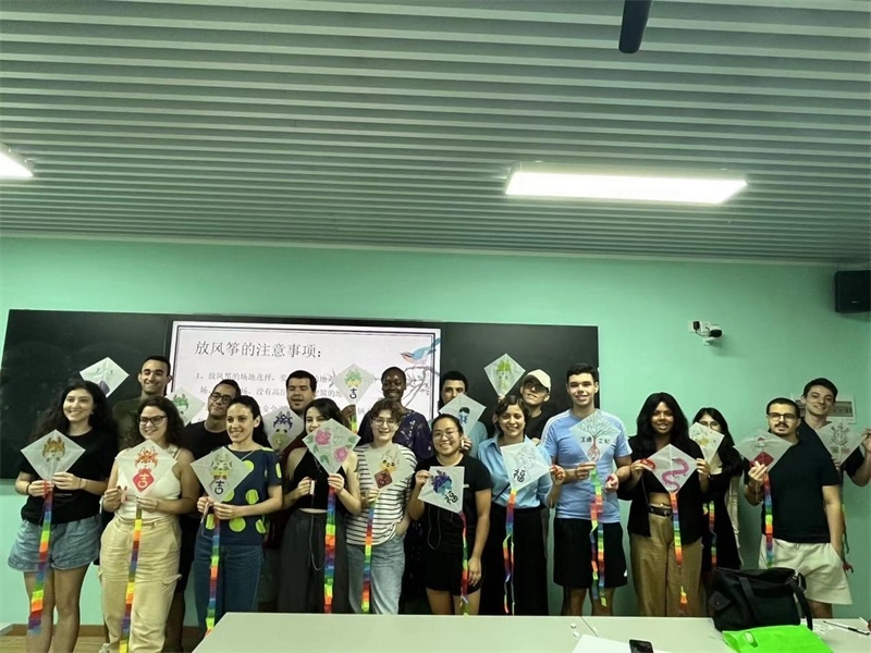 在中國(guó)和巴西共迎兩國(guó)建交50周年之際，巴西圣保羅州立大學(xué)孔子學(xué)院今年7月成功組織多批、近40名巴西青少年來(lái)華進(jìn)行短期訪問(wèn)交流，圖為訪問(wèn)團(tuán)成員參加文化體驗(yàn)活動(dòng)。 巴西圣保羅州立大學(xué)孔子學(xué)院供圖