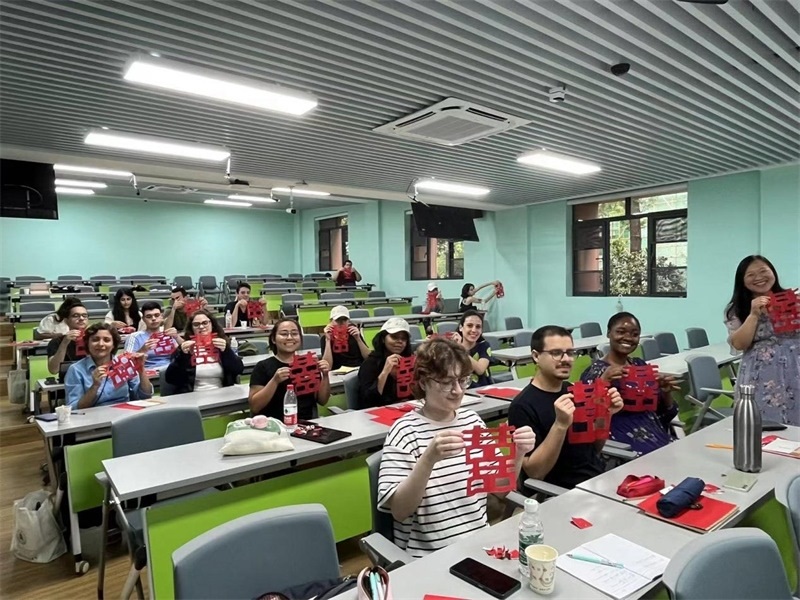 在中國(guó)和巴西共迎兩國(guó)建交50周年之際，巴西圣保羅州立大學(xué)孔子學(xué)院今年7月成功組織多批、近40名巴西青少年來(lái)華進(jìn)行短期訪問(wèn)交流，圖為訪問(wèn)團(tuán)成員參加文化體驗(yàn)活動(dòng)。 巴西圣保羅州立大學(xué)孔子學(xué)院供圖