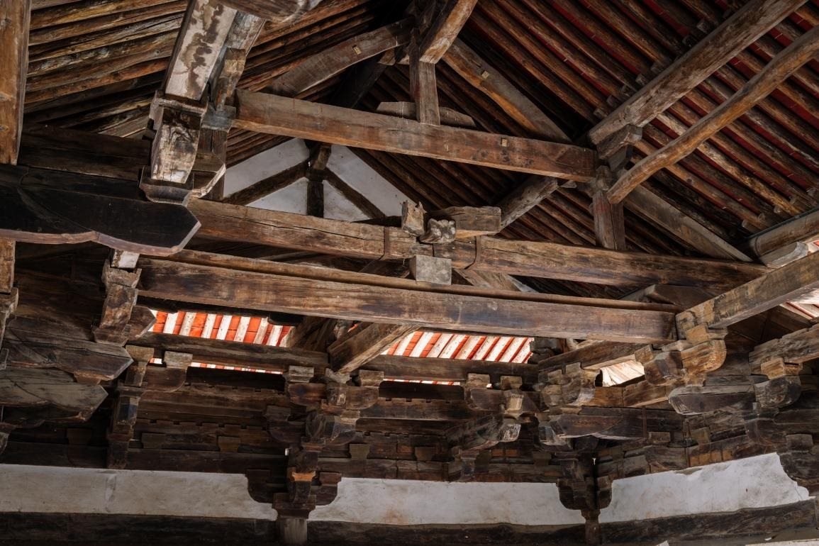 崇明寺特殊的木質“斷梁”結構。蘇唐詩攝