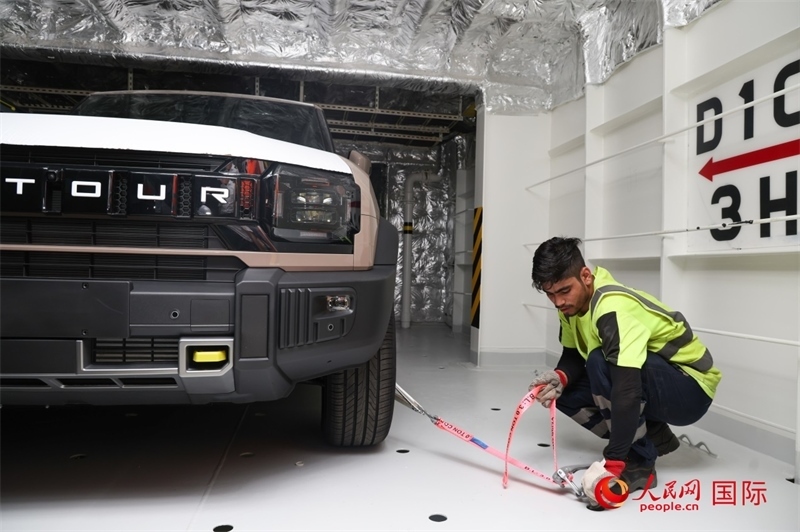 工人正在進(jìn)行卸車作業(yè)。人民網(wǎng)記者任皓宇攝