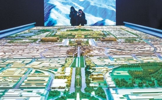 首都博物館“輝煌中軸”展廳內(nèi)，十六米長的中軸線沙盤，配以立體投影技術(shù)，展現(xiàn)北京中軸線之壯美。 本報記者 武亦彬攝
