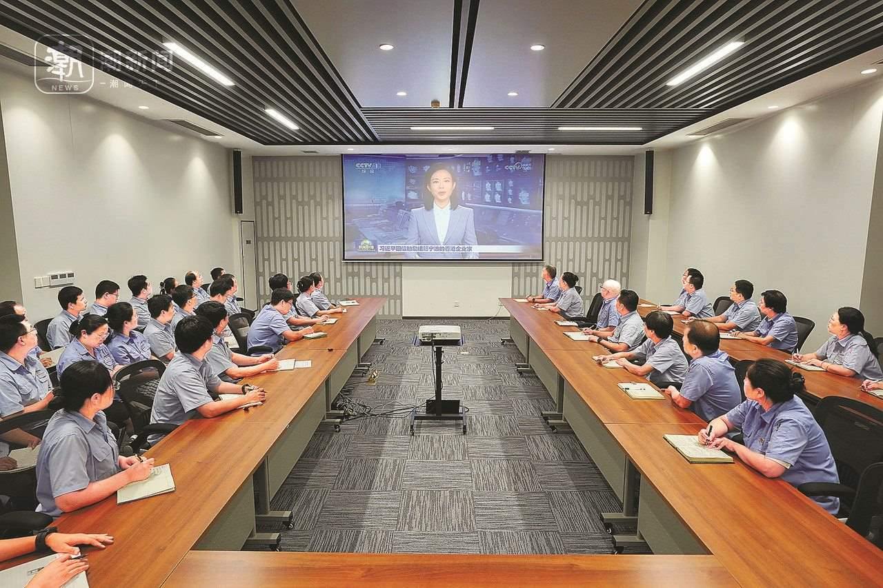 2024年8月1日晚，寧波永新光學(xué)股份有限公司員工集體觀看央視《新聞聯(lián)播》關(guān)于國(guó)家主席習(xí)近平給包陪慶、曹其鏞等祖籍寧波的香港企業(yè)家回信的報(bào)道。潮新聞?dòng)浾?賀元?jiǎng)P 彭鵬 周旭輝 攝