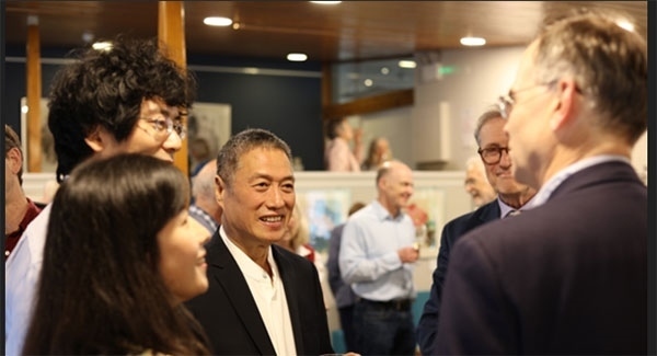 盧中見與嘉賓交流中國畫。許晉熙攝