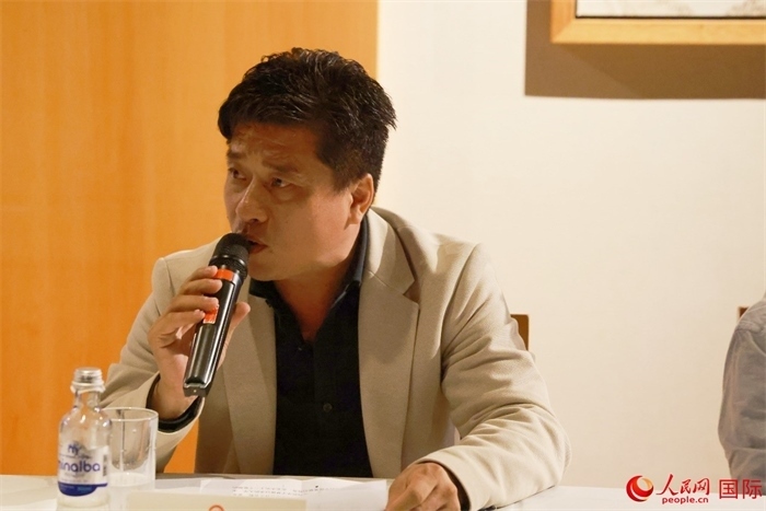 巴西中國(guó)浙江商會(huì)會(huì)長(zhǎng)鄭俠茂在座談會(huì)上致辭。人民網(wǎng)記者 陳海琪攝