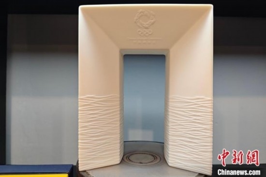 白瓷作品《凱旋尊》巧妙融合了法國與中國最具象征意義的藝術形式和元素進行再創(chuàng)造。 吳冠標 攝