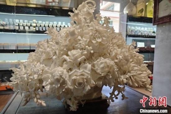 福建德化陶瓷以“白”見長，因白如雪、明如鏡、薄如紙、聲如磬、潤如玉而享譽世界。 吳冠標 攝