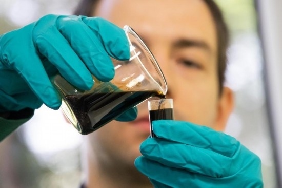 2022年5月24日，在匈牙利薩茲豪隆包陶多瑙河煉油廠，一名工人對通過阿德里亞輸油管道運達的原油樣品進行質(zhì)量分析。新華社發(fā)（弗爾季·奧蒂洛攝）