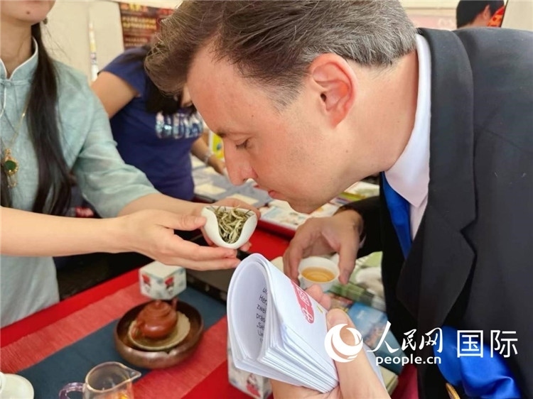 德國(guó)市民品鑒中國(guó)茶。人民網(wǎng)記者 劉赫攝
