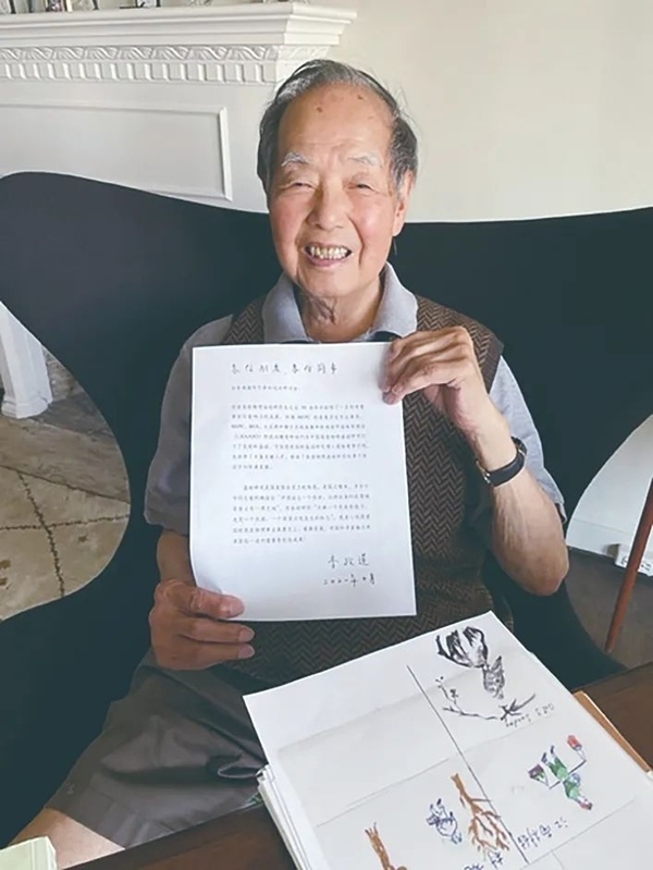 李政道先生曾面對(duì)鏡頭展示給中國高能物理事業(yè)的寄語。圖片來源：中國科學(xué)報(bào)