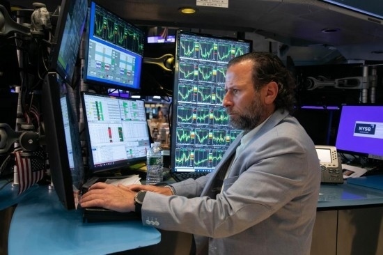 5月3日，交易員在美國(guó)紐約證券交易所交易大廳工作。新華社發(fā)（郭克攝）