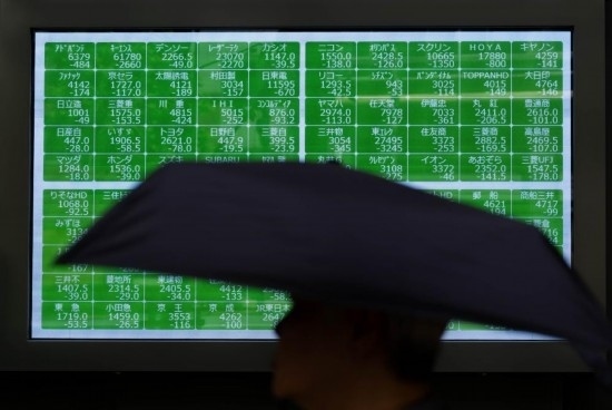 8月2日，在日本東京，行人經(jīng)過(guò)一處股指信息電子顯示屏。新華社記者張笑宇攝