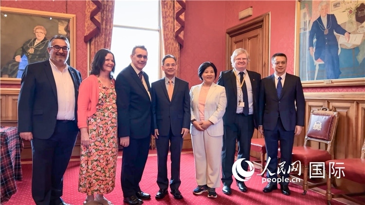 圖為阿伯丁市政廳會見現(xiàn)場。人民網(wǎng) 郭錦標攝