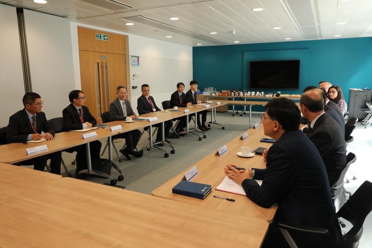 圖為中國駐英國大使鄭澤光與項目運營團隊及企業(yè)合作機構(gòu)負責人座談現(xiàn)場。中國駐英國使館供圖
