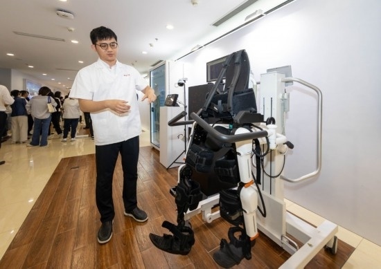 2024年5月24日，在位于上海市嘉定區(qū)的上海交通大學(xué)醫(yī)學(xué)院附屬瑞金醫(yī)院腫瘤質(zhì)子中心，工作人員介紹由瑞金醫(yī)院醫(yī)生和醫(yī)療公司共同研發(fā)的用于恢復(fù)患者下肢的醫(yī)療機(jī)器人。新華社記者 王翔 攝