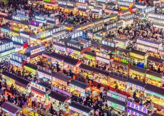 2024年4月21日，人們在河北省正定縣小商品夜市品嘗美食（無人機(jī)照片）。新華社發(fā)（武志偉 攝）